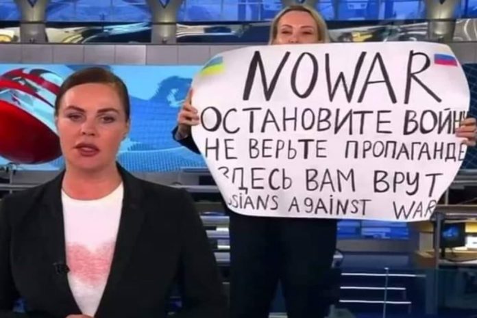 Jornalista russa que interrompeu telejornal