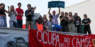 Ativistas climáticos fecham a cadeado portões do Liceu Camões.